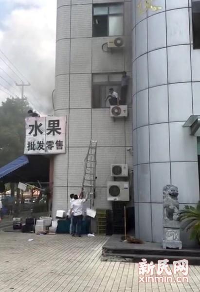 厨房油烟管道起火冒浓烟 人员爬出窗外避难