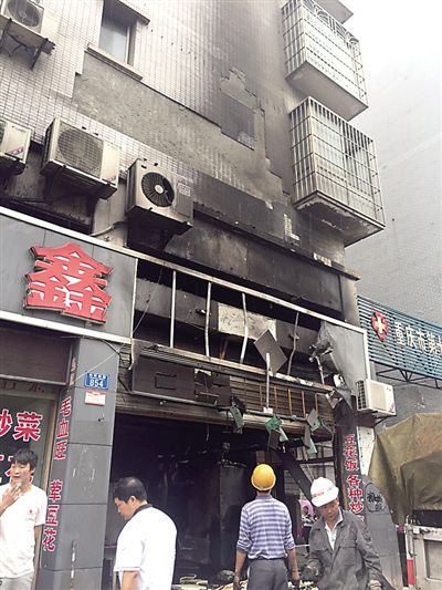 重庆餐馆厨房突然起火 或因油烟机短路所致